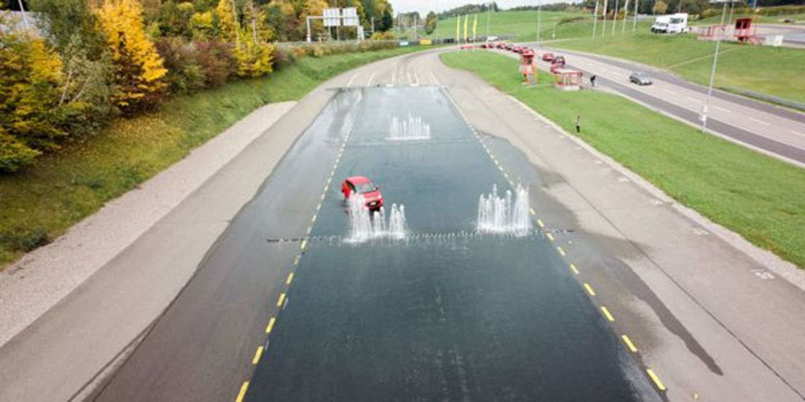 Cours de conduite Mobility: conduire sur route mouillée avec obstacle