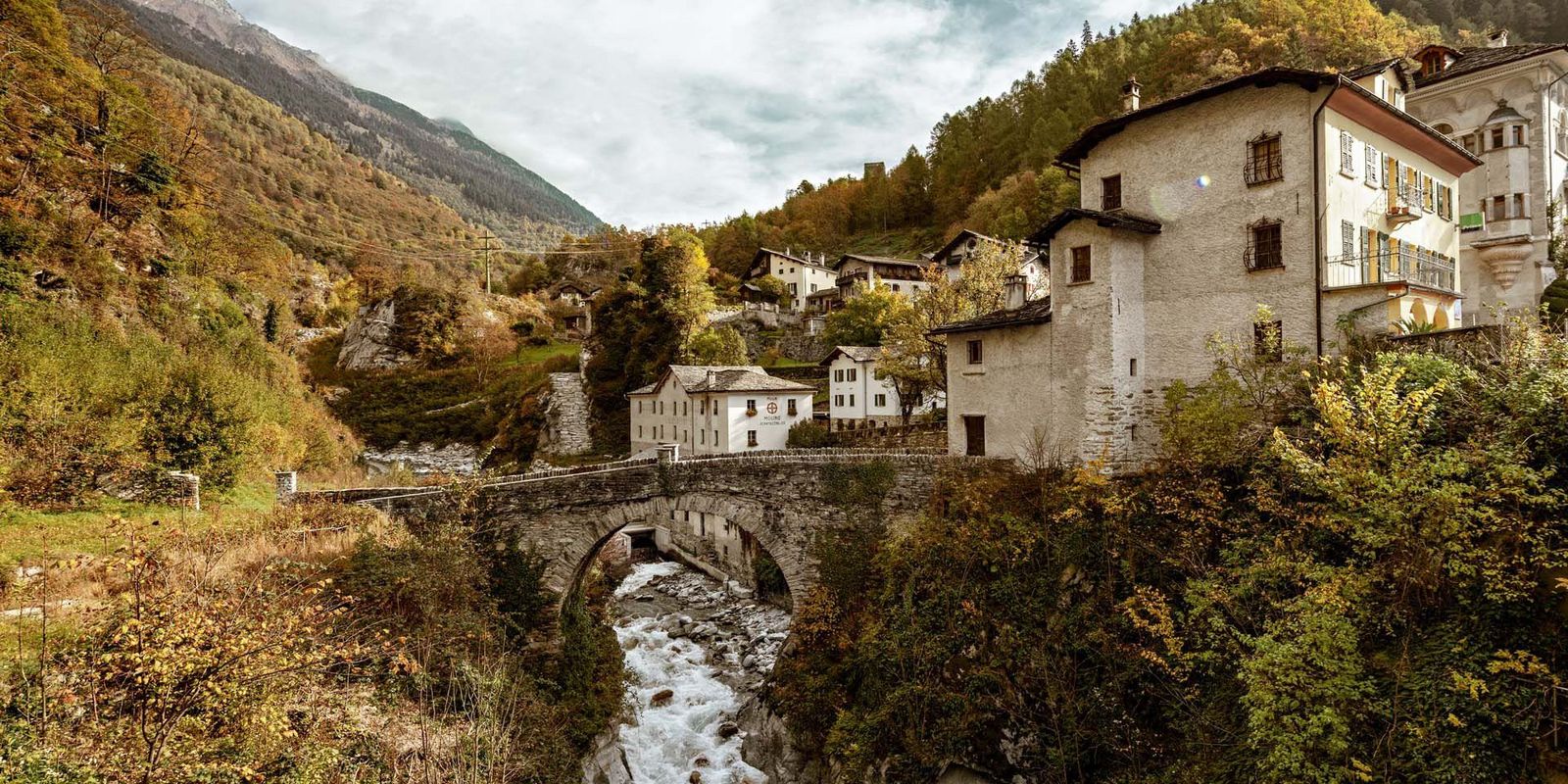Le pont historique de Borgonovo dans le val Bregaglia